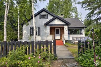 Main picture of 3264 Jarvis Ave