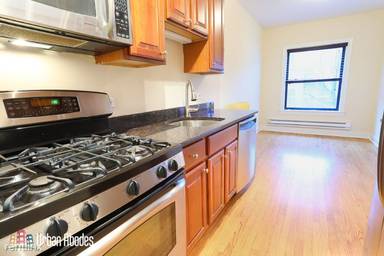 Main picture of 748 W Addison St