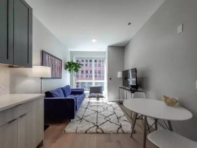 Main picture of 1165 N Clark St