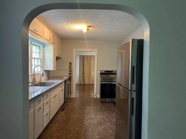 Main picture of 421 E Burford St
