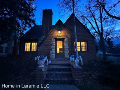 Main picture of 1400 E Grand Ave