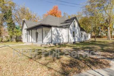 Main picture of 1002 N Maple St