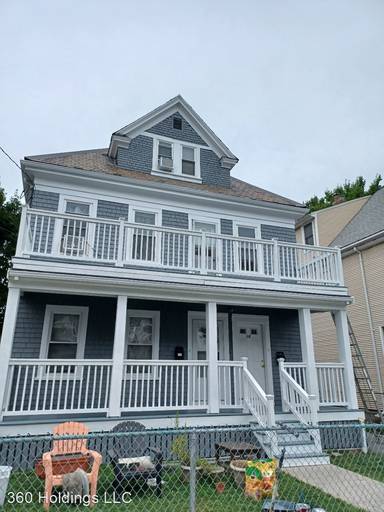 Main picture of 18 Brackett St