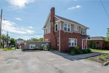 Main picture of 563 S 35th St