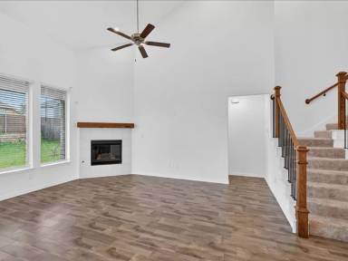 Main picture of 1501 Lake Grove Dr