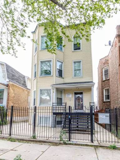 Main picture of 2310 N Kenneth Ave
