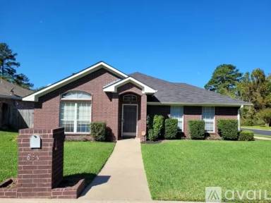 Main picture of 821 Frederick Cir