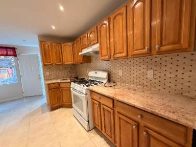 Main picture of 2320 Powell Ave