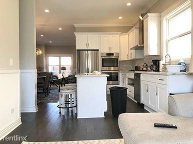 Main picture of 1636 N Washtenaw Ave