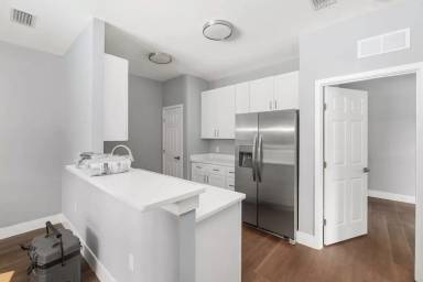 Main picture of 420 NW 3rd Ave