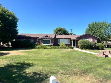 Main picture of 901 Cedar Ave