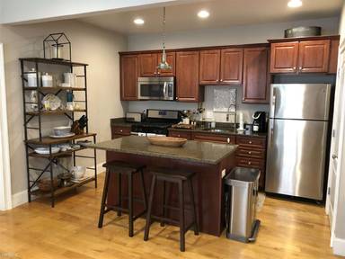 Main picture of 216 W 6th St