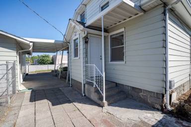 Main picture of 2226 E 8th St