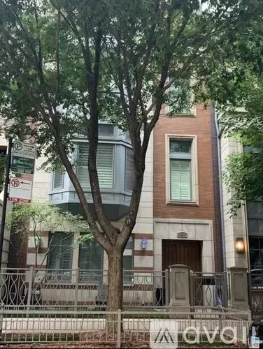 Main picture of 420 W Huron St