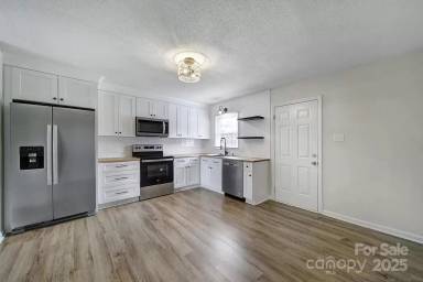 Main picture of 438 Stoneycreek Ln