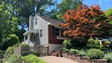 Main picture of 417 W Maple Rd