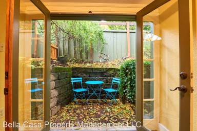 Main picture of 208 SE Baker St