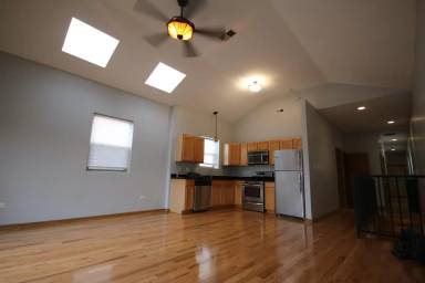 Main picture of 3150 W Fillmore St