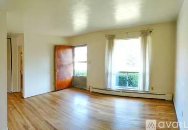 Main picture of 652 E Main St