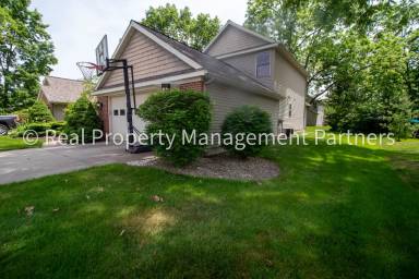 Main picture of 916 Bowes Rd
