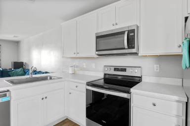 Main picture of 7960 Uplands Dr