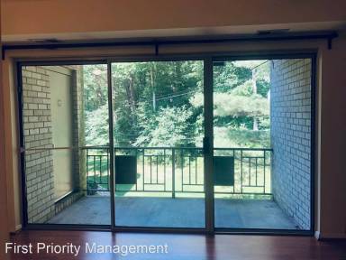 Main picture of Village Square West