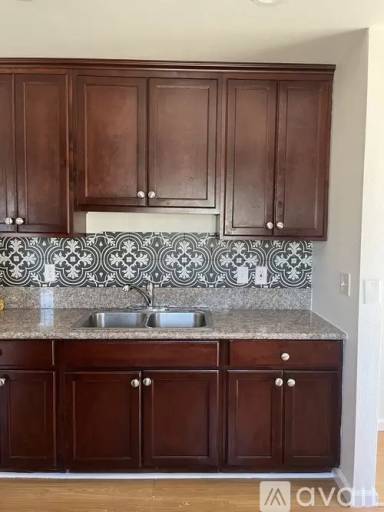 Main picture of 524 W 81st St
