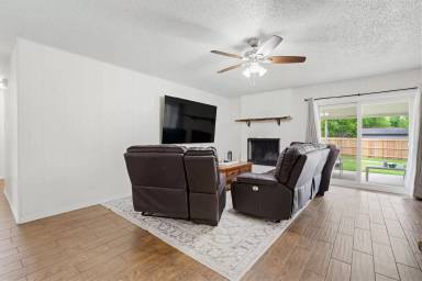 Main picture of 902 Lynn Ln