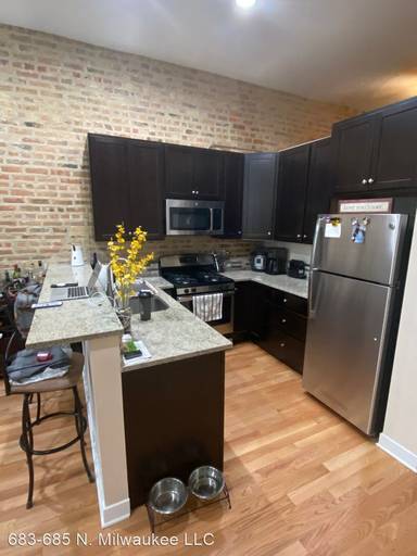 Main picture of 683 N Milwaukee Ave