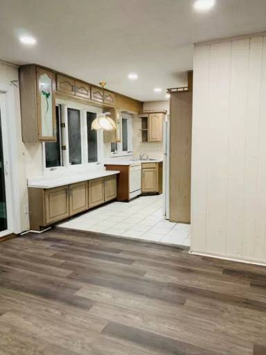 Main picture of 355 Roosevelt Ave