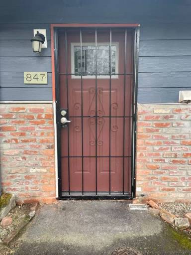 Main picture of 825 Waverly Dr SE