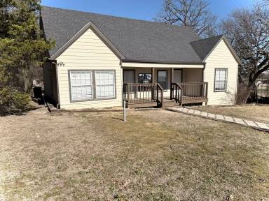 Main picture of 1220 E 15th St