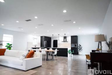 Main picture of 637 N Bowen Rd