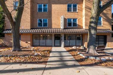 Main picture of 2121 N Cambridge Ave