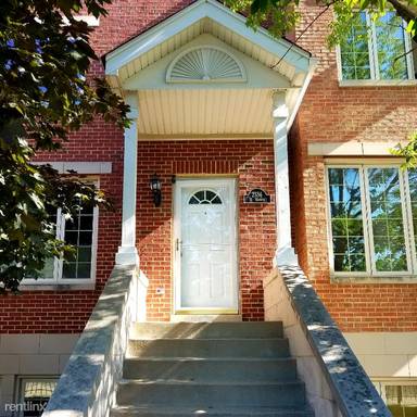Main picture of 2556 W Warren Blvd