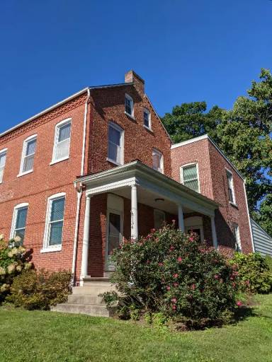 Main picture of 134 N George St