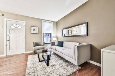 Main picture of 2123 N Clark St