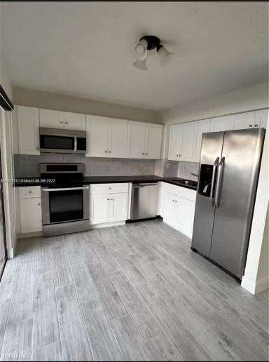 Main picture of 10095 SW 77th Ct