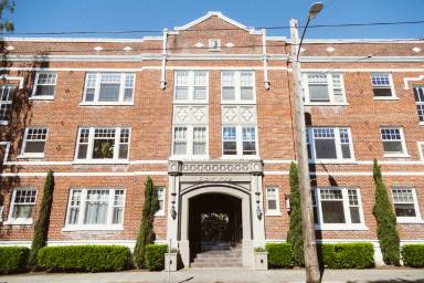 Main picture of 615 Bellevue Ave E