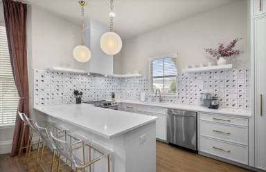 Main picture of 201 E Carson St