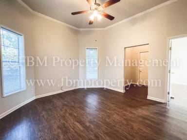 Main picture of 906 W Knox St