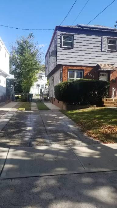Main picture of 1261 E 101st St