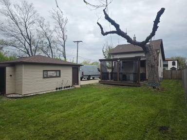 Main picture of 9804 Linn Ave