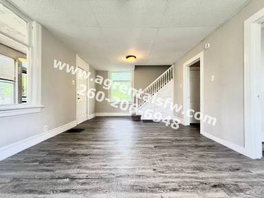 Main picture of 2720 Queen St