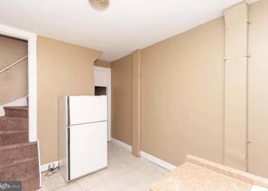 Main picture of 2458 W Baltimore St