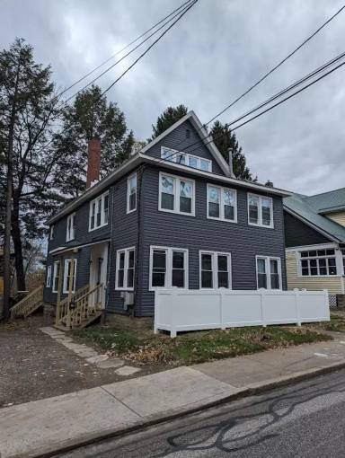 Main picture of 548 Baldwin St