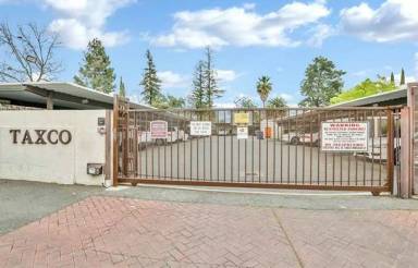 Main picture of 2800 Laguna Cir