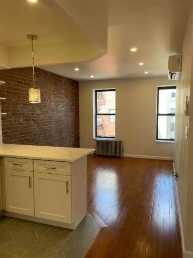 Main picture of 319 E Houston St