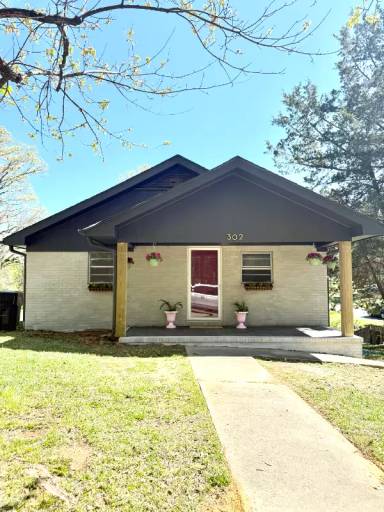 Main picture of 302 12th St SE