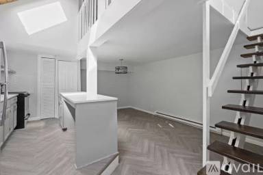 Main picture of 657 South St